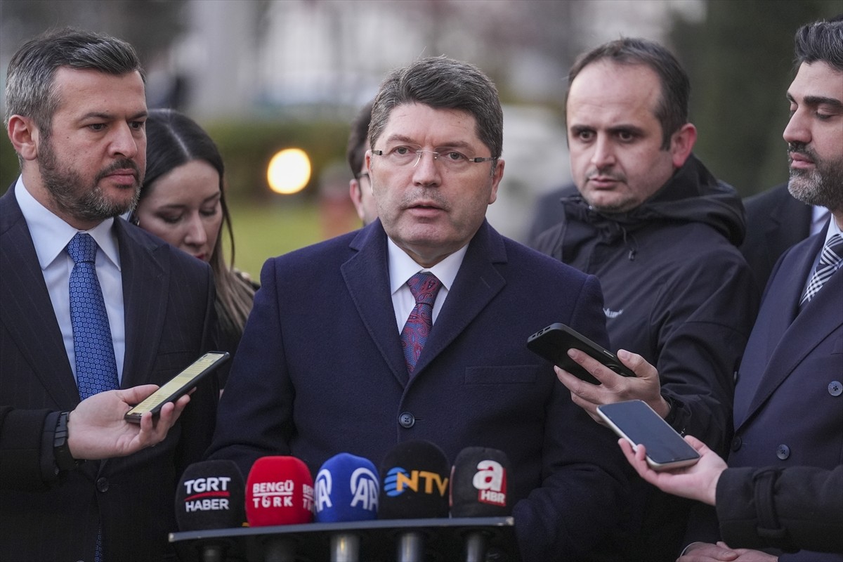 Adalet Bakanı Yılmaz Tunç, AK Parti Genel Merkezi önünde basın mensuplarının gündeme ilişkin...