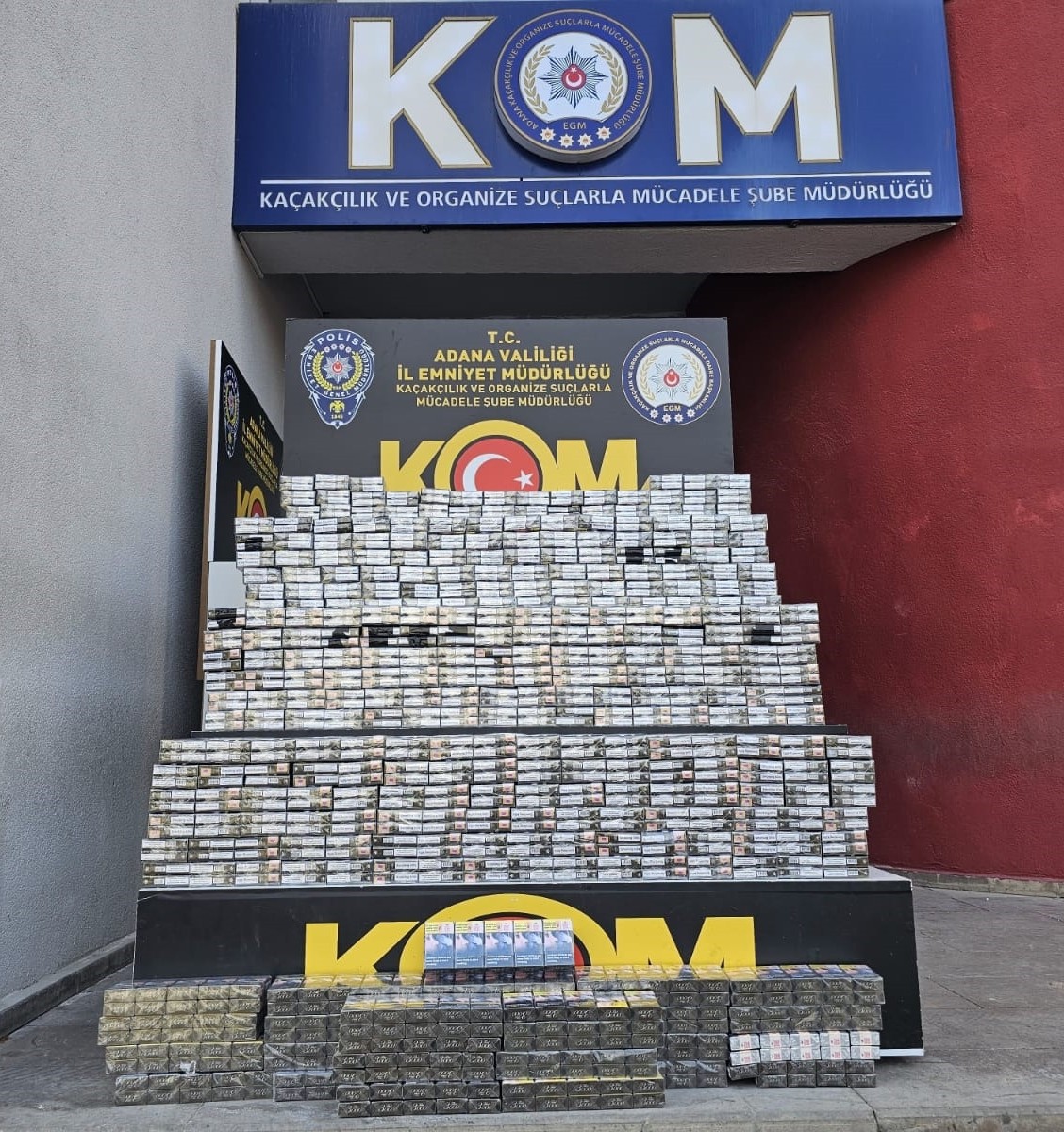 Adana'da 9 bin paket kaçak sigara ele geçirildi, 2 şüpheli gözaltına alındı.