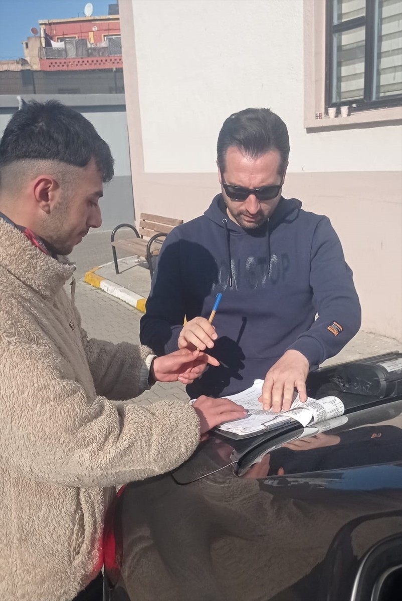 Adana'da, otomobilin arka koltuğuna yüklediği motosikletin yarısının dışarda kalması sebebiyle...