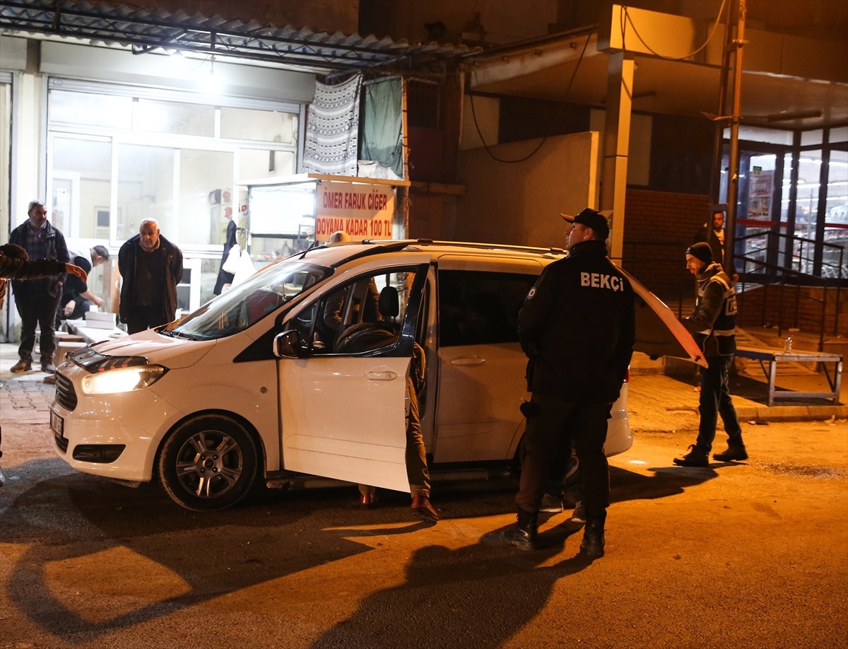 Adana'da polis, 30 noktada helikopter destekli "huzur ve güven" uygulaması yaptı. Helikopter...