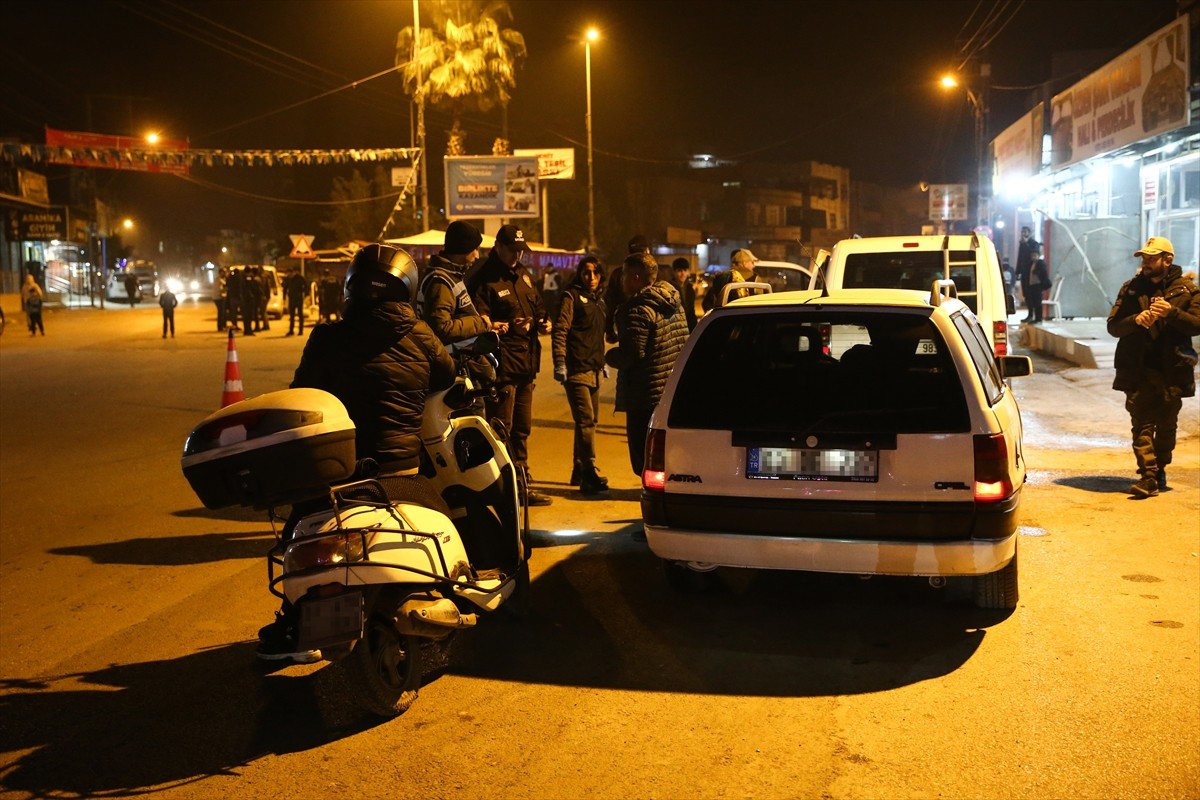 Adana'da polis, 30 noktada helikopter destekli "huzur ve güven" uygulaması yaptı. Helikopter...