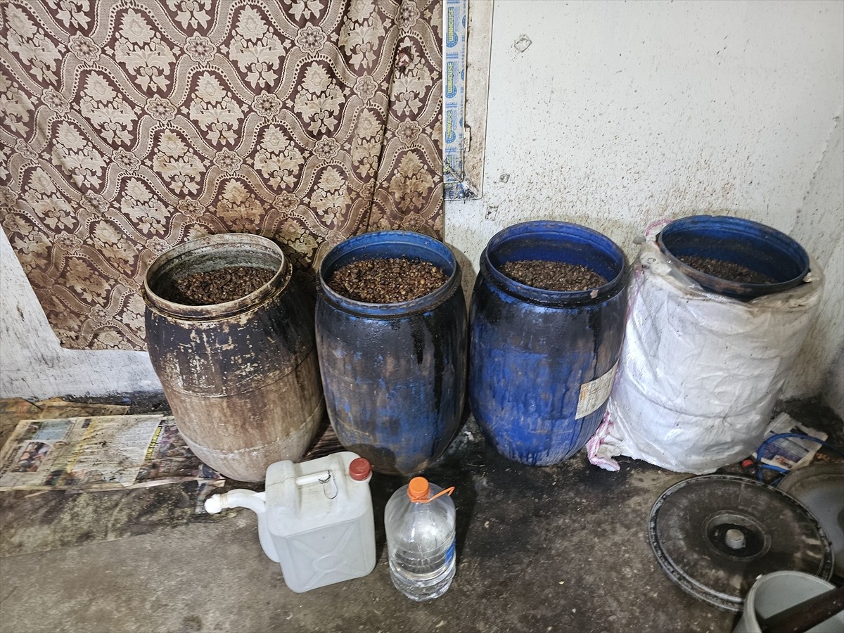 Adana'da polis ekiplerince 750 litre sahte içki ele geçirildi, 3 şüpheli gözaltına alındı.