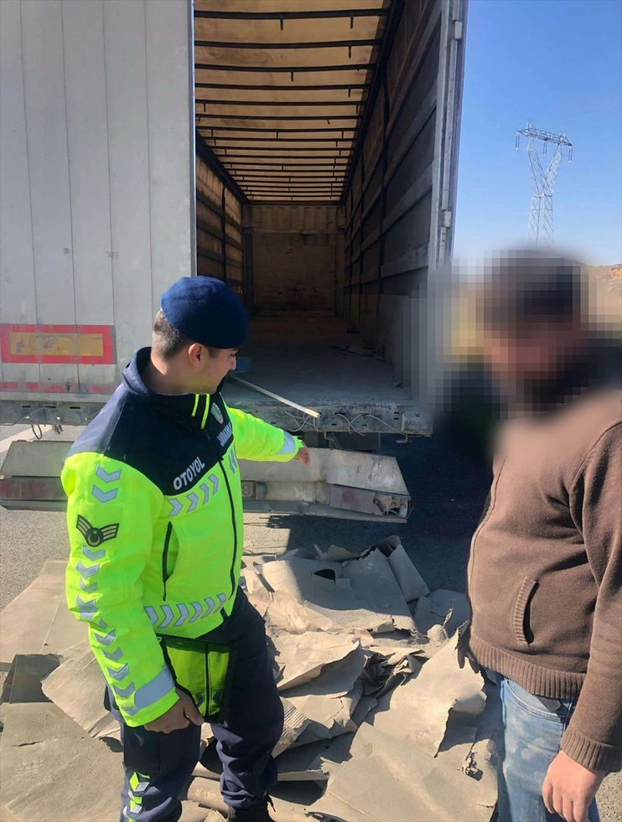 Adana'da yol kenarına moloz döken tır sürücüsüne 13 bin 177 lira ceza yazıldı, araç trafikten men...