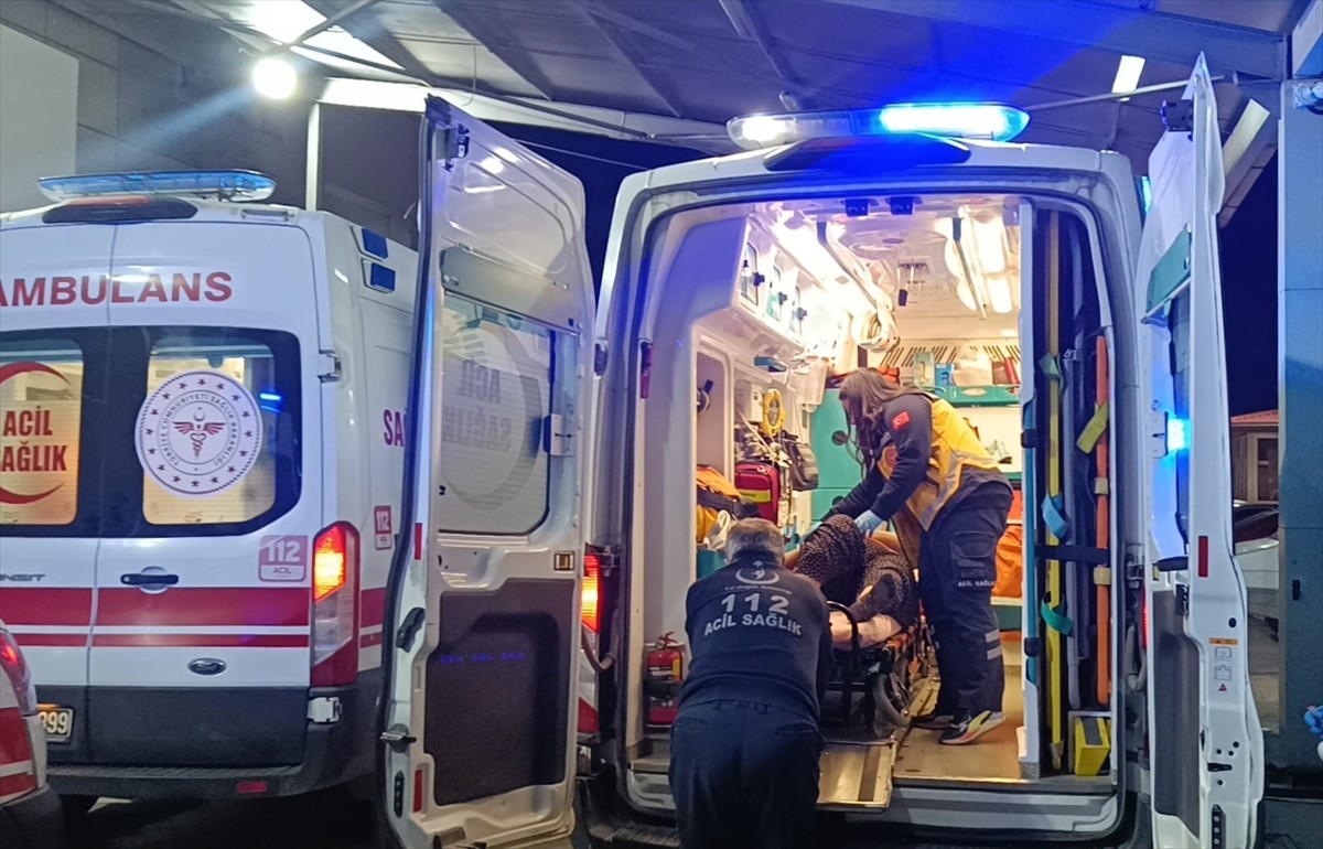 Adana'nın Kozan ilçesinde iki otomobilin çarpışması sonucu 2'si ağır 3 kişi yaralandı. Ekipler...