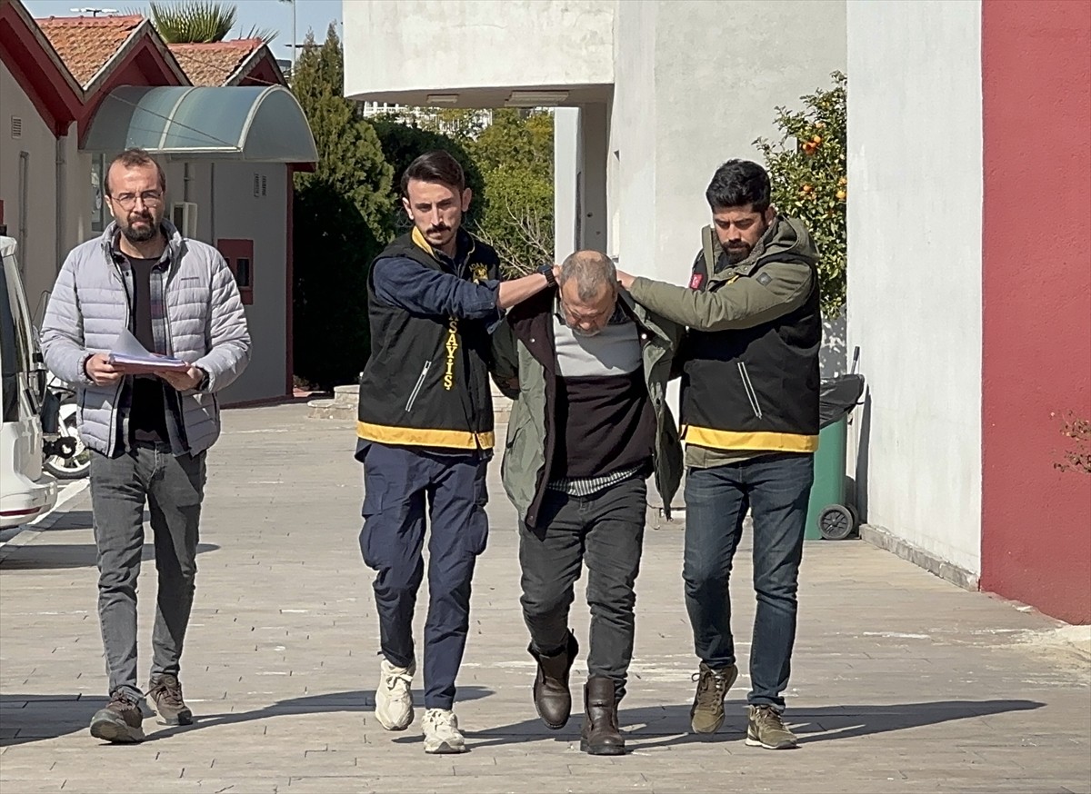 Adana'nın merkez Seyhan ilçesinde bir kişinin pompalı tüfekle öldürülmesine ilişkin gözaltına...