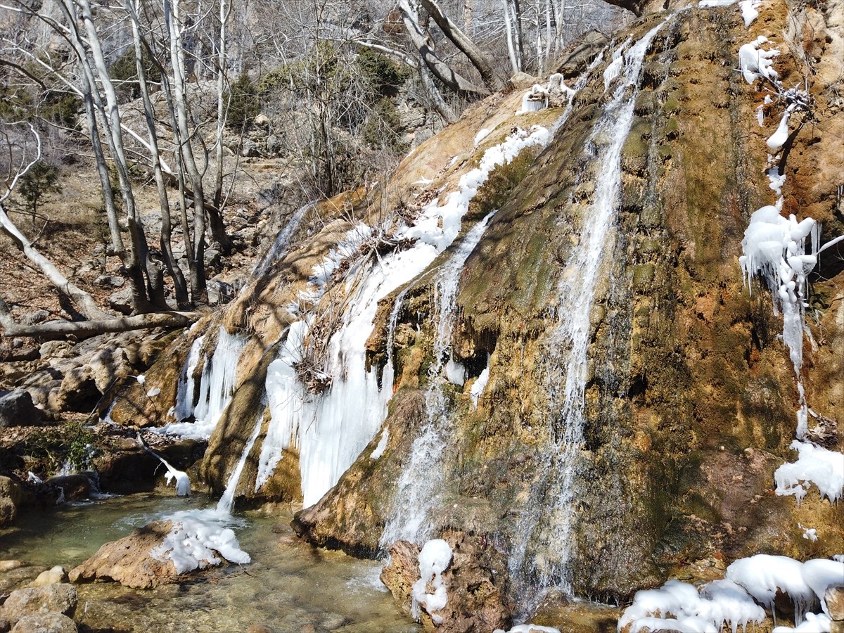 Adana'nın Saimbeyli ilçesindeki soğuk hava nedeniyle buz tutan Obruk Şelalesi'nde sarkıtlar...