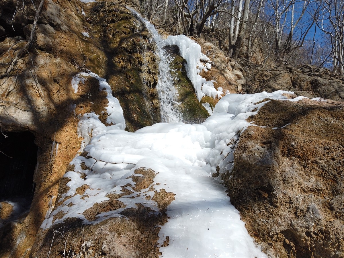 Adana'nın Saimbeyli ilçesindeki soğuk hava nedeniyle buz tutan Obruk Şelalesi'nde sarkıtlar...
