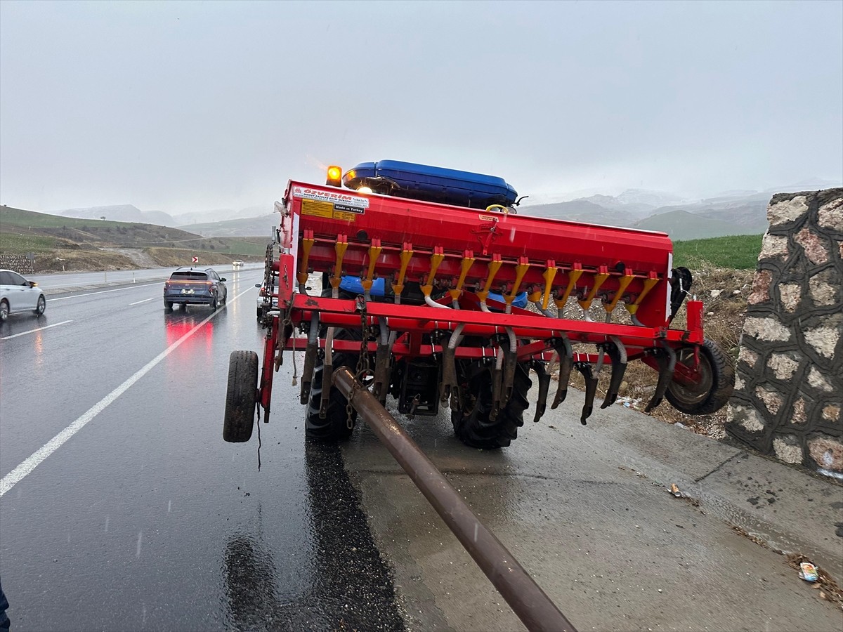 Adıyaman'ın Kahta ilçesinde otomobil ile traktörün çarpışması sonucu 5 kişi yaralandı.