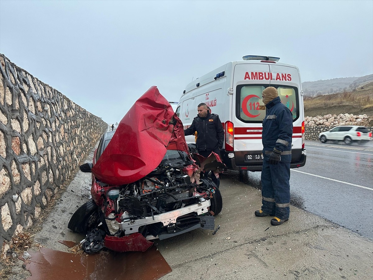 Adıyaman'ın Kahta ilçesinde otomobil ile traktörün çarpışması sonucu 5 kişi yaralandı.