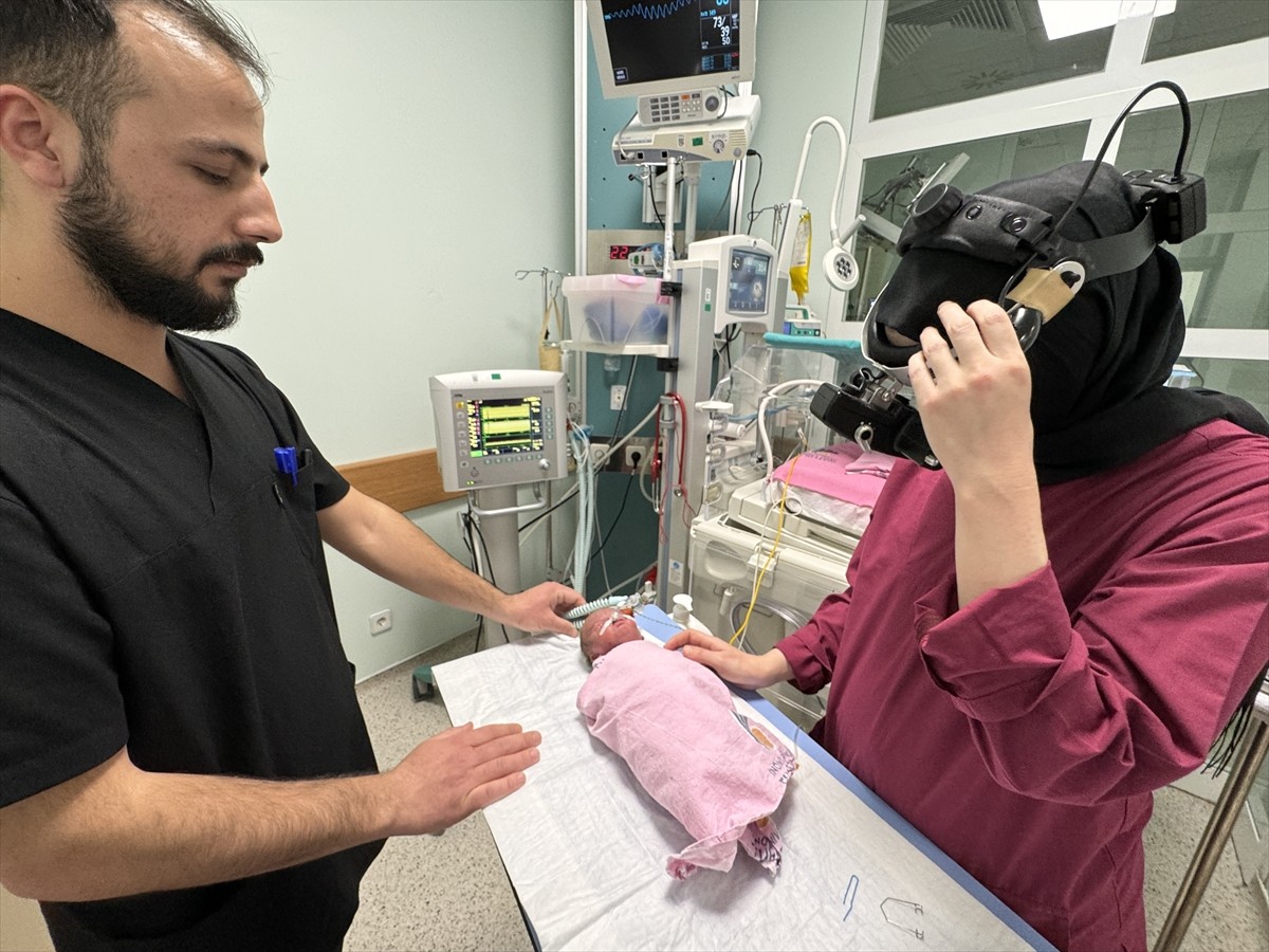Ağrı'da 25 haftalık dünyaya gelen ve ambulans uçakla Malatya'ya getirilen Ayaz bebeğin tedavisi...