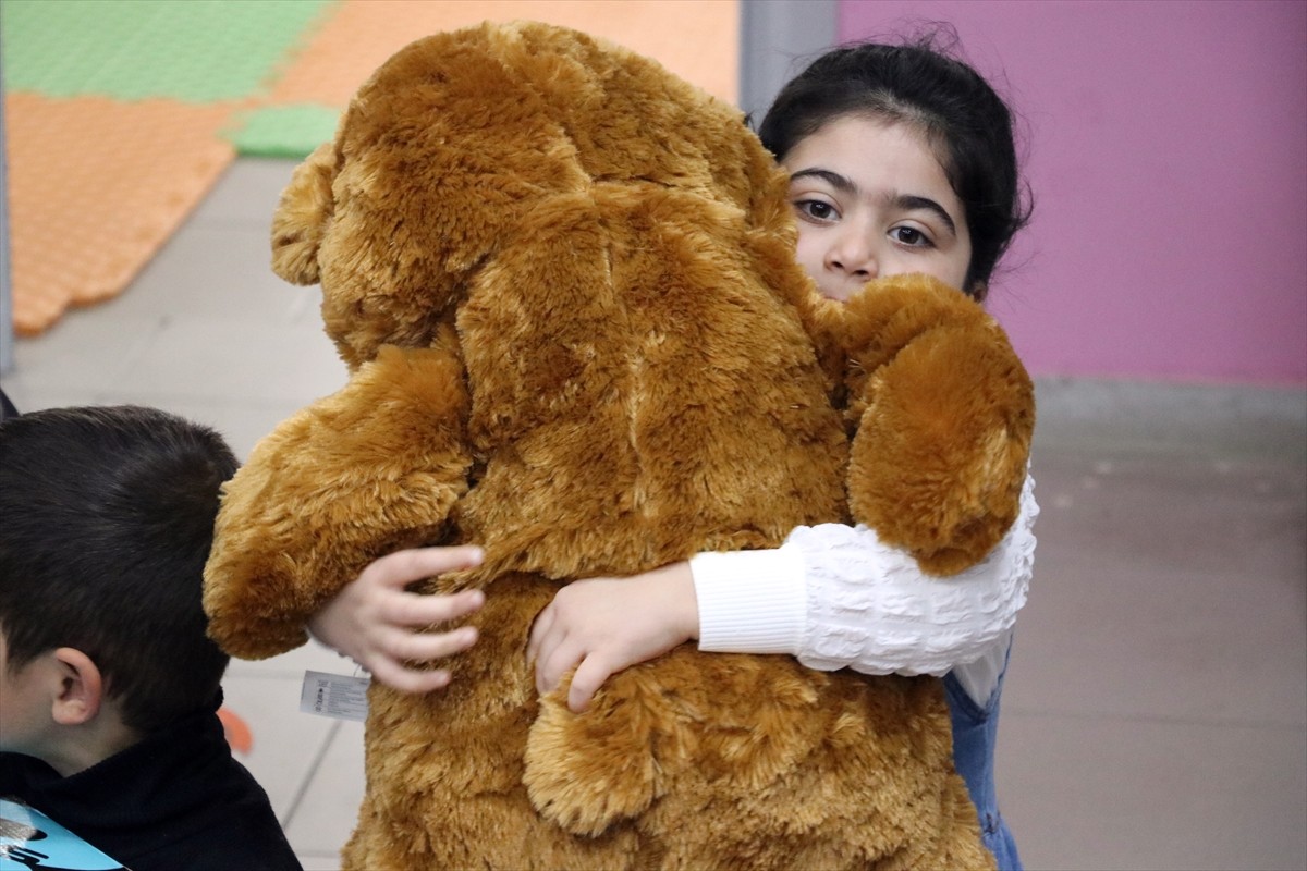 Ağrı'nın köylerindeki öğrenciler, İbrahim Çeçen Vakfınca hayata geçirilen "Mutluluk Harekatı"...