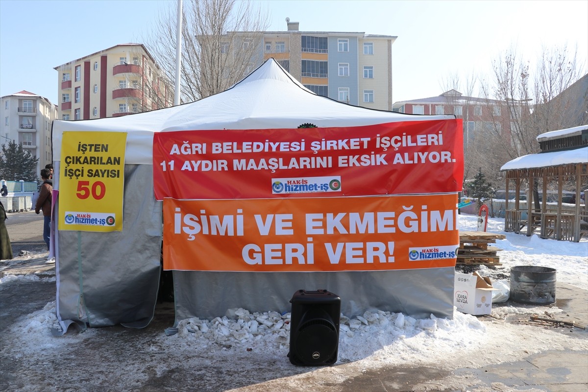 Ağrı Belediyesince 31 Mart 2024'te yapılan yerel seçimlerden sonra iş akdine son verilen işçilerin...