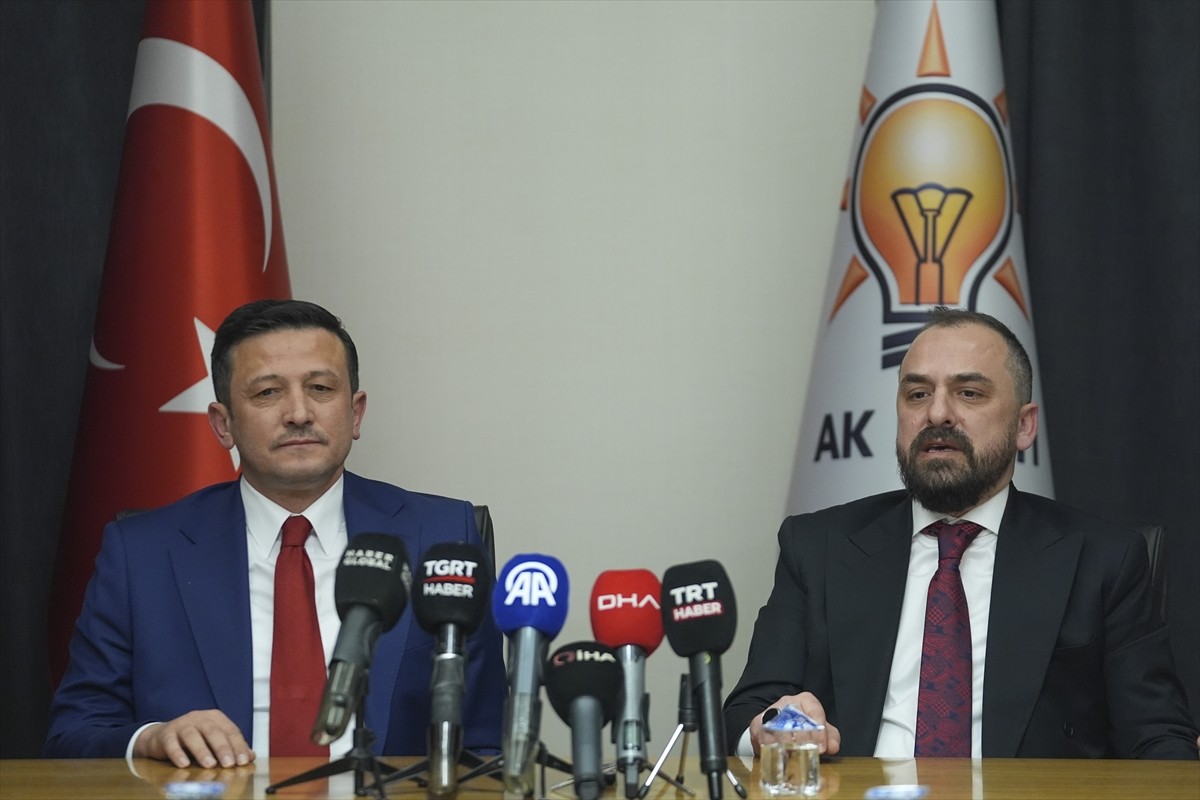 AK Parti Tanıtım ve Medya Başkanı Hamza Dağ (solda), görevini Muhammed Faruk Acar'a (sağda)...