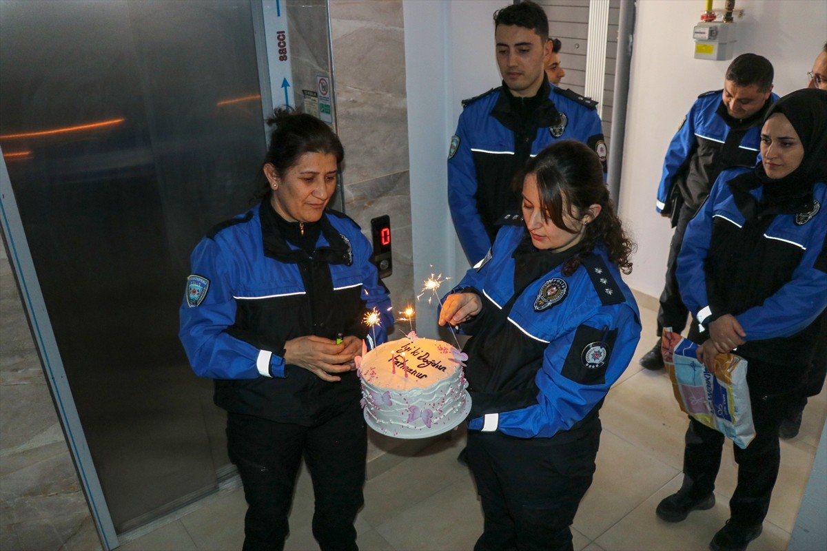 Amasya'da 28 yaşındaki zihinsel engelli Fatmanur Tekin’e, polisler doğum günü sürprizi...