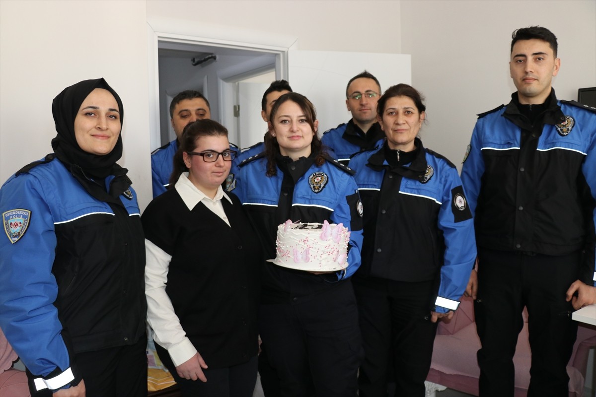 Amasya'da 28 yaşındaki zihinsel engelli Fatmanur Tekin’e, polisler doğum günü sürprizi...