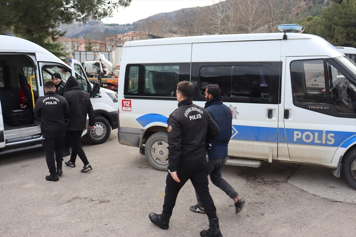 Amasya'da, kauçuk ham maddesi taşıyan tırın dorsesinde 24 düzensiz göçmen yakalandı, sürücü...