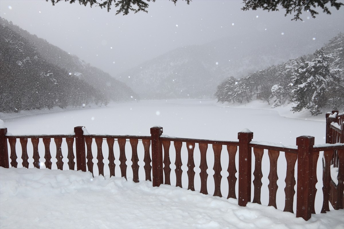 Amasya'nın Taşova ilçesindeki Boraboy Gölü Tabiat Parkı, kar yağışının ardından beyaz örtüyle...