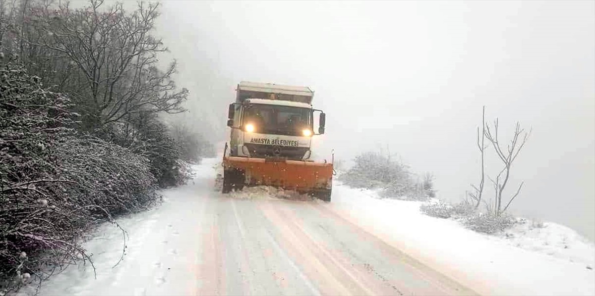 Amasya'nın yüksek kesimlerinde kar yağışı etkisini gösteriyor.  İl Özel İdaresi ve belediye...