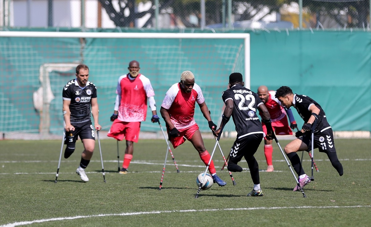 Ampute futbolu Süper Kupa finalinde Alves Kablo ile İzmir Büyükşehir Belediyesi, Antalya Kepez...