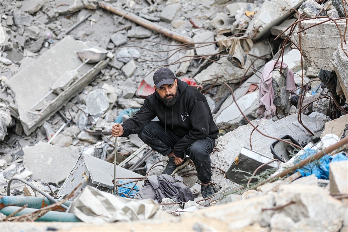 Anadolu Ajansı (AA) foto muhabiri Ali Jadallah, İsrail'in hava saldırılarında bombalanan ve birçok...
