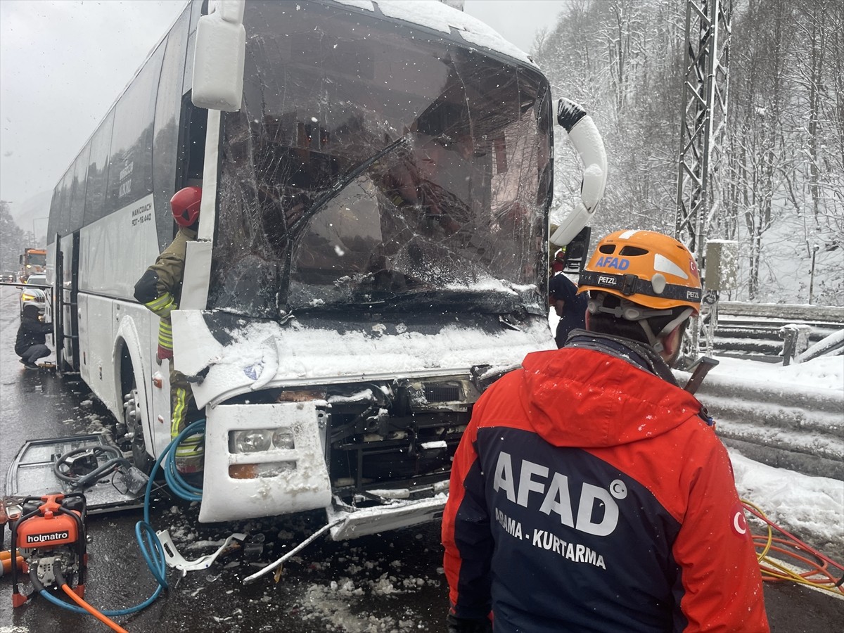 Anadolu Otoyolu'nun Bolu Dağı Tüneli kesiminde tıra çarpan otobüsün sürücüsü yaralandı. Çarpmanın...