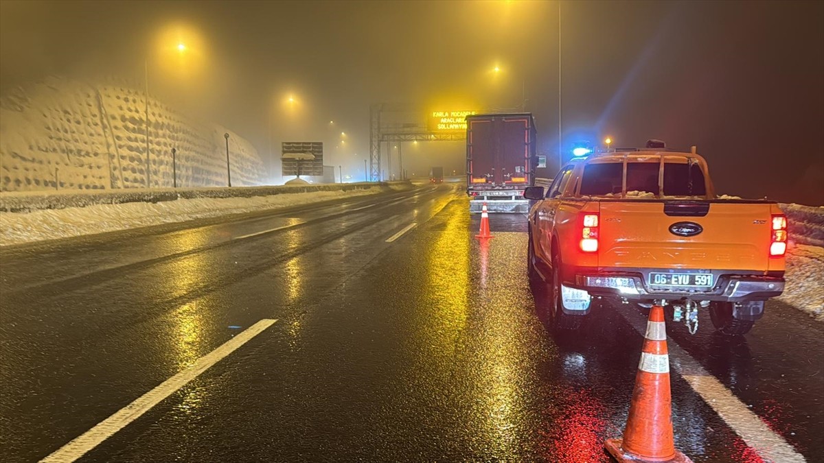 Anadolu Otoyolu Bolu Dağı kesiminde buzlanma nedeniyle iki tırın makaslaması sonucu Ankara...