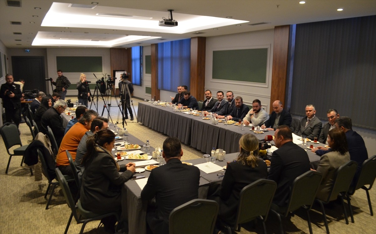 Anahtar Parti Genel Başkanı Yavuz Ağıralioğlu (ortada), bir dizi ziyaret ve partisinin il...