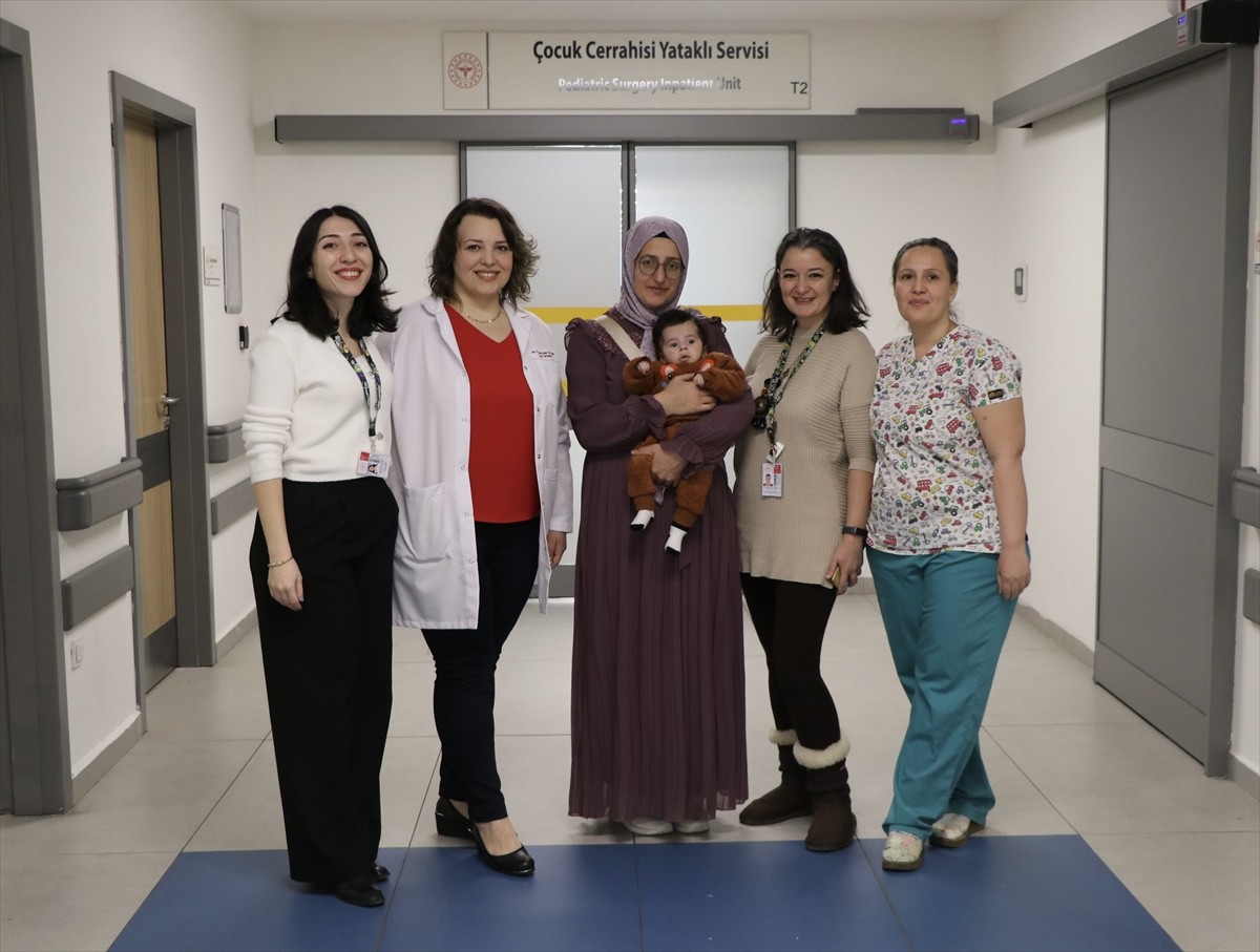 Anne karnındayken diyafram kasının gelişmediği (diyafram hernisi) ve karın içi organlarının göğüs...