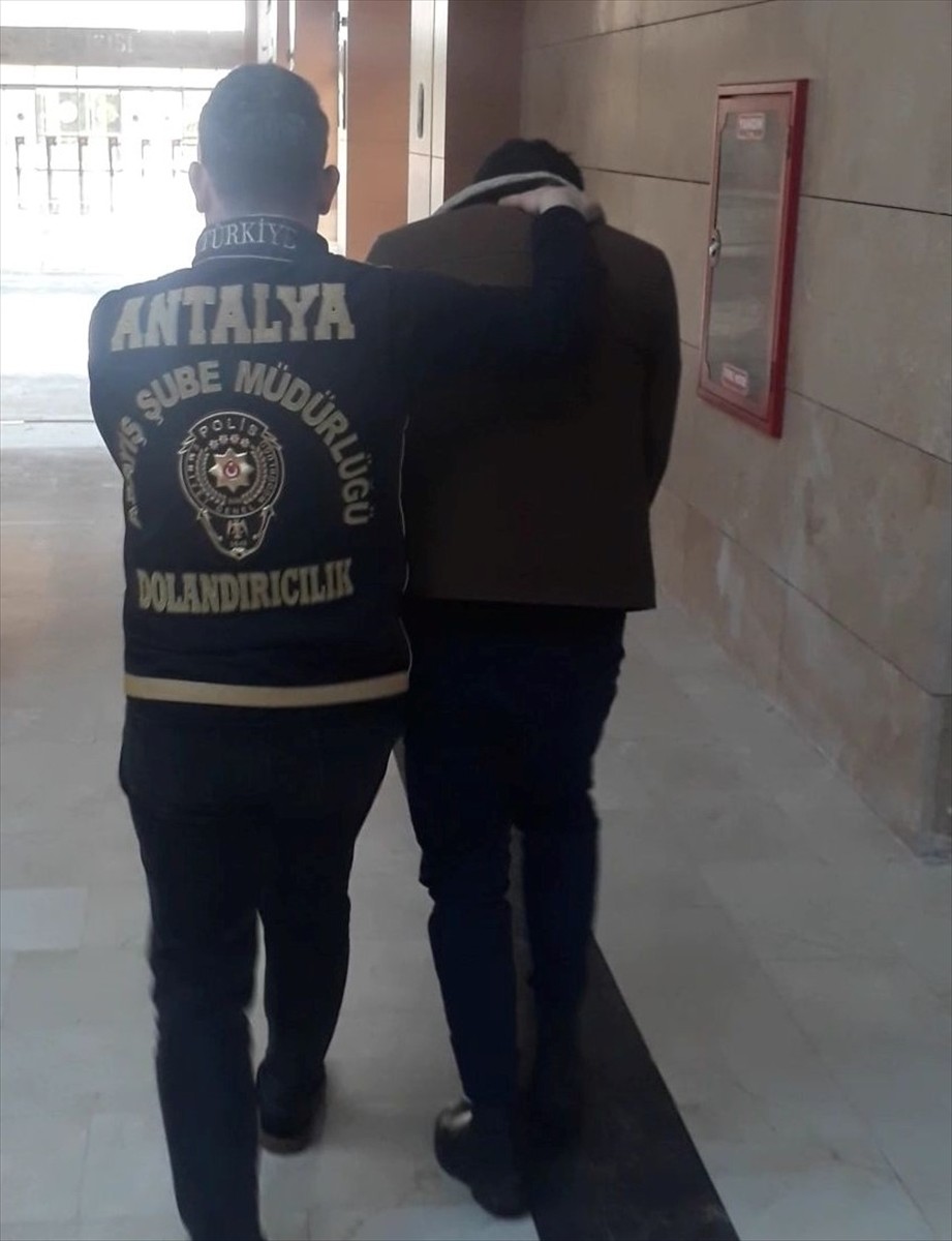 Antalya'da kendisini MİT görevlisi olarak tanıtarak dolandırıcılık yapan şüpheli...