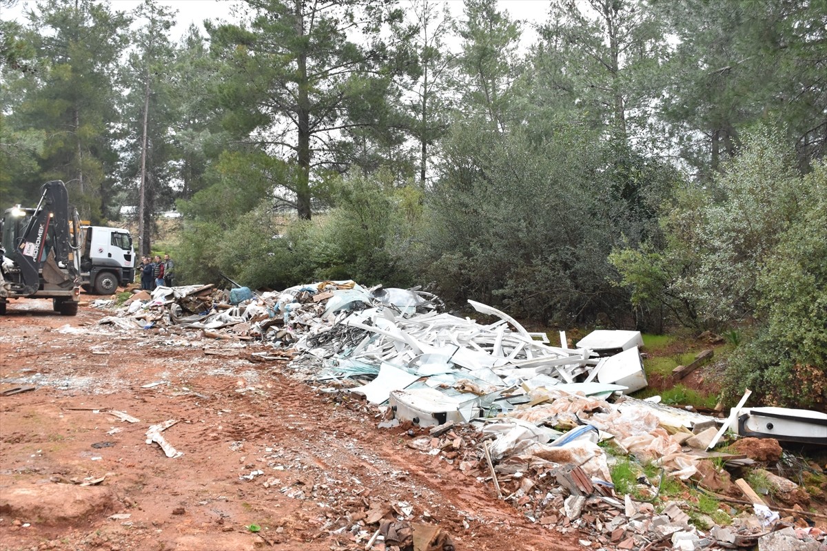 Antalya'da ormanlık alana kaçak dökülen çöp ve moloz belediye ekiplerince temizlendi.