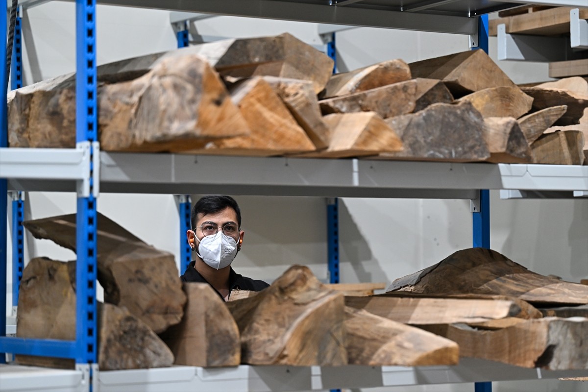 Antalya'da ortakları Bayram Tekçe ve Bahtiyar Balcı ile tamamen yerli modüler elektro gitar...