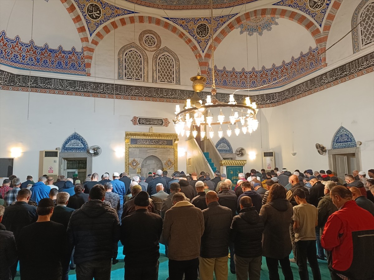 Antalya'da ramazanın ilk teravih namazı eda edildi. Kent merkezindeki tarihi Muratpaşa Camisi'nde...