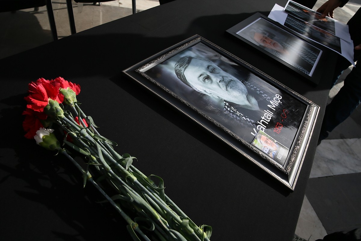 Antalya'da tedavi gördüğü hastanede 74 yaşında yaşamını yitiren ve "Kahtalı Mıçe" olarak tanınan...