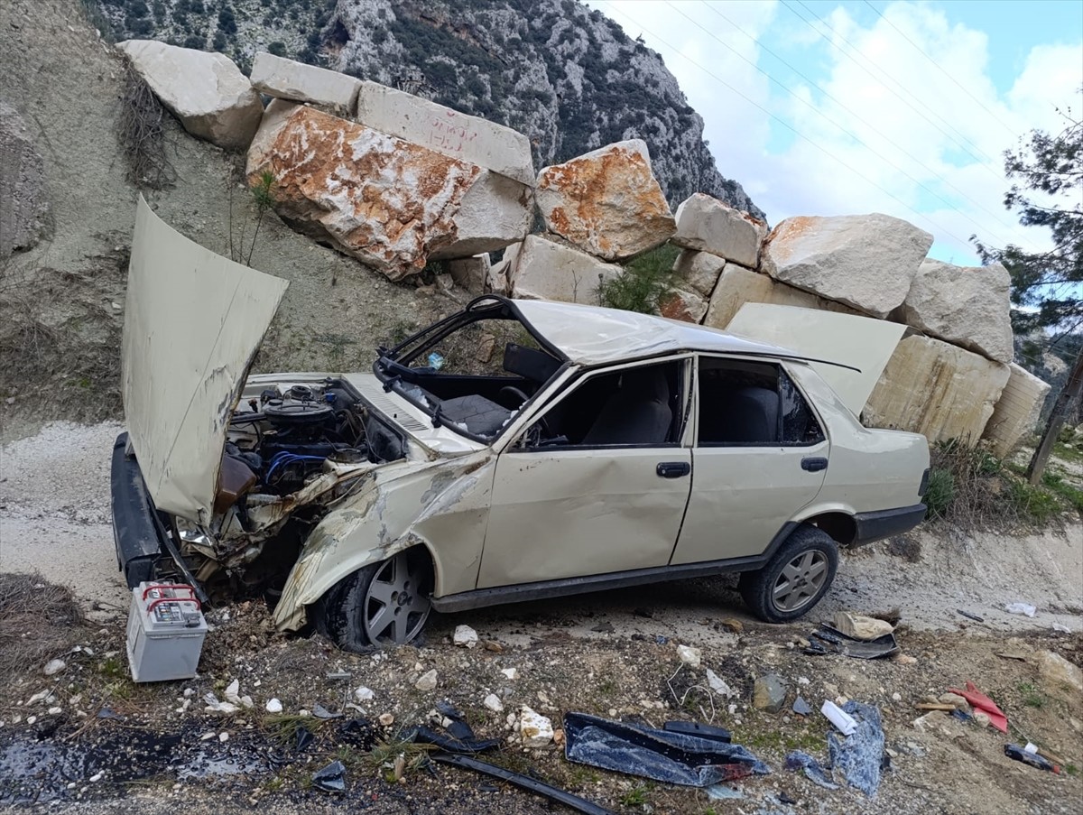 Antalya'nın Finike ilçesinde otomobilin devrilmesi sonucu 6 kişi yaralandı.