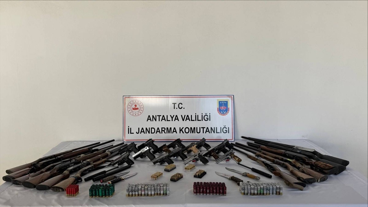 Antalya'nın Gazipaşa ilçesinde jandarma ekiplerince düzenlenen eş zamanlı operasyonda 18 şüpheli...