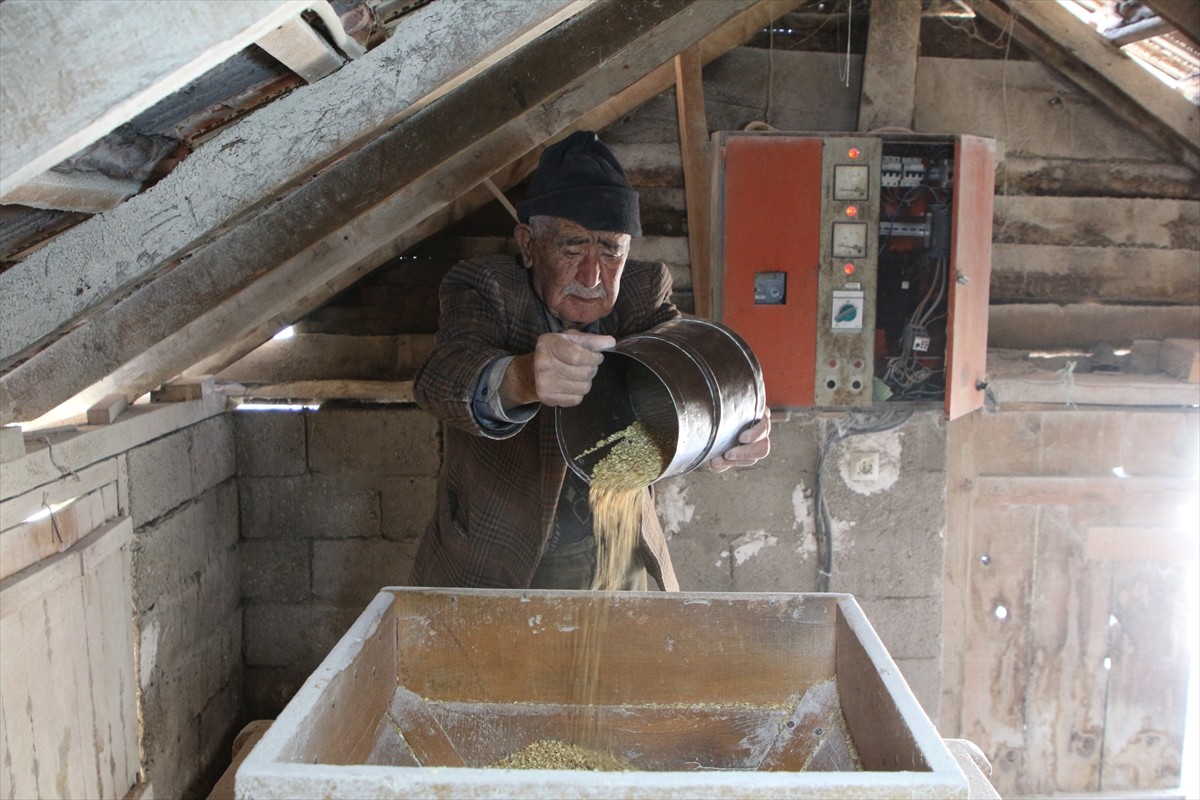 Antalya'nın Kaş ilçesinde yaşayan 88 yaşındaki Nusret Tepe, babasından devraldığı geleneksel...