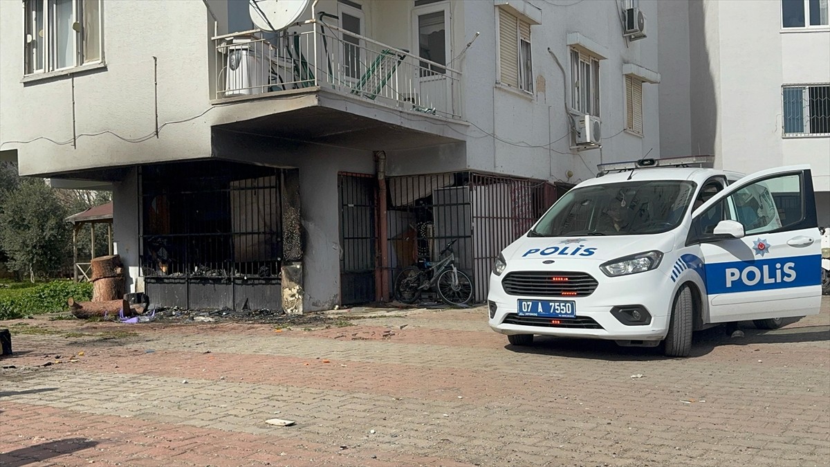 Antalya'nın Kepez ilçesinde bir dükkanda belirlenemeyen nedenle çıkan yangın itfaiye ekiplerince...