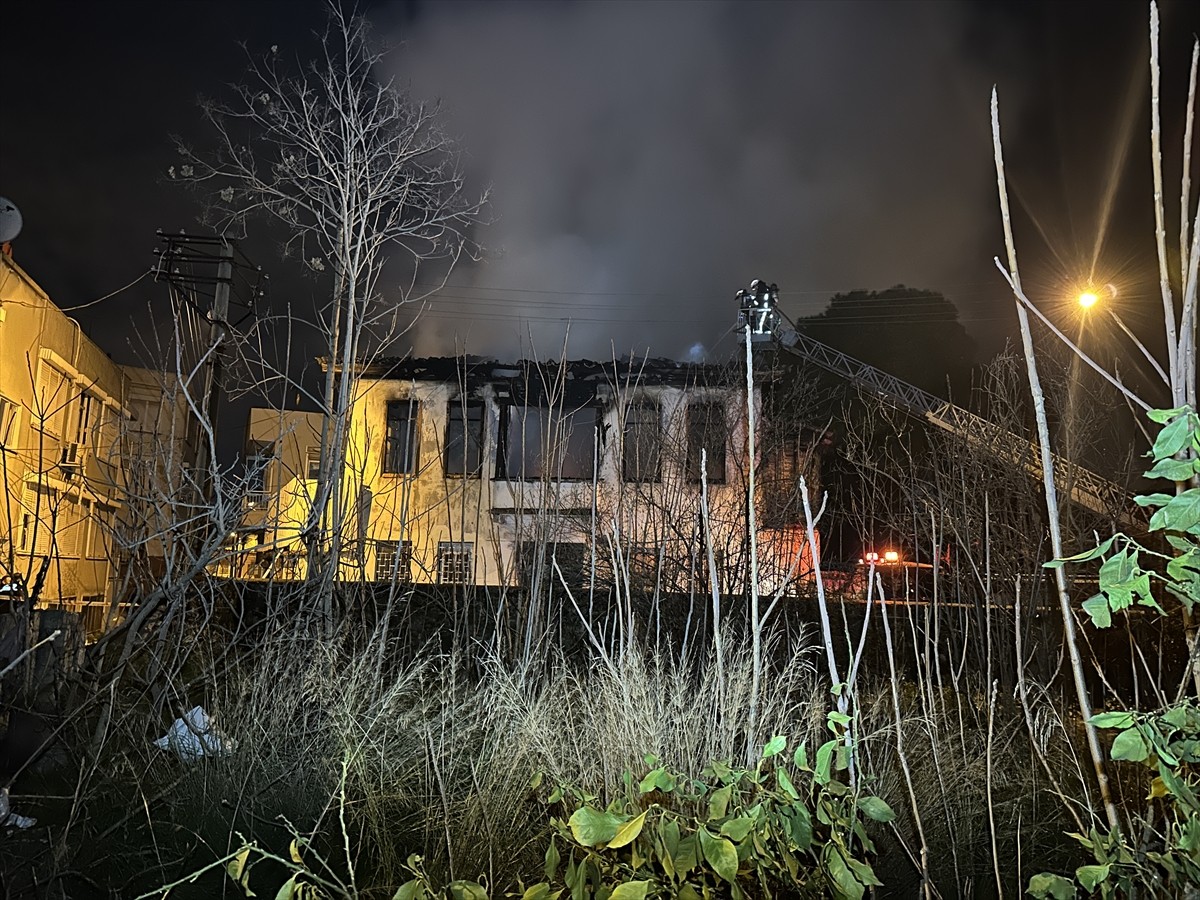 Antalya'nın Muratpaşa ilçesinde yangın çıkan tarihi bina hasar gördü.