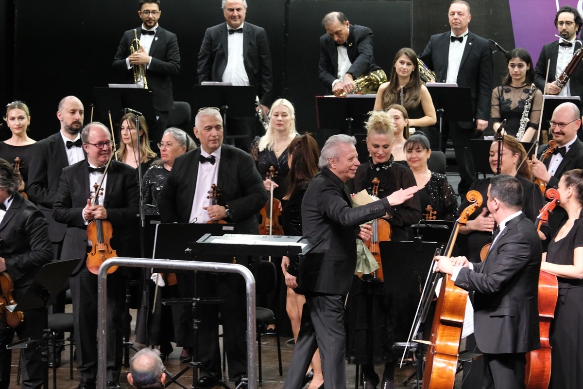 Antalya Devlet Senfoni Orkestrası (ADSO), konserinde ünlü keman virtüözü Kirill Troussov'u...