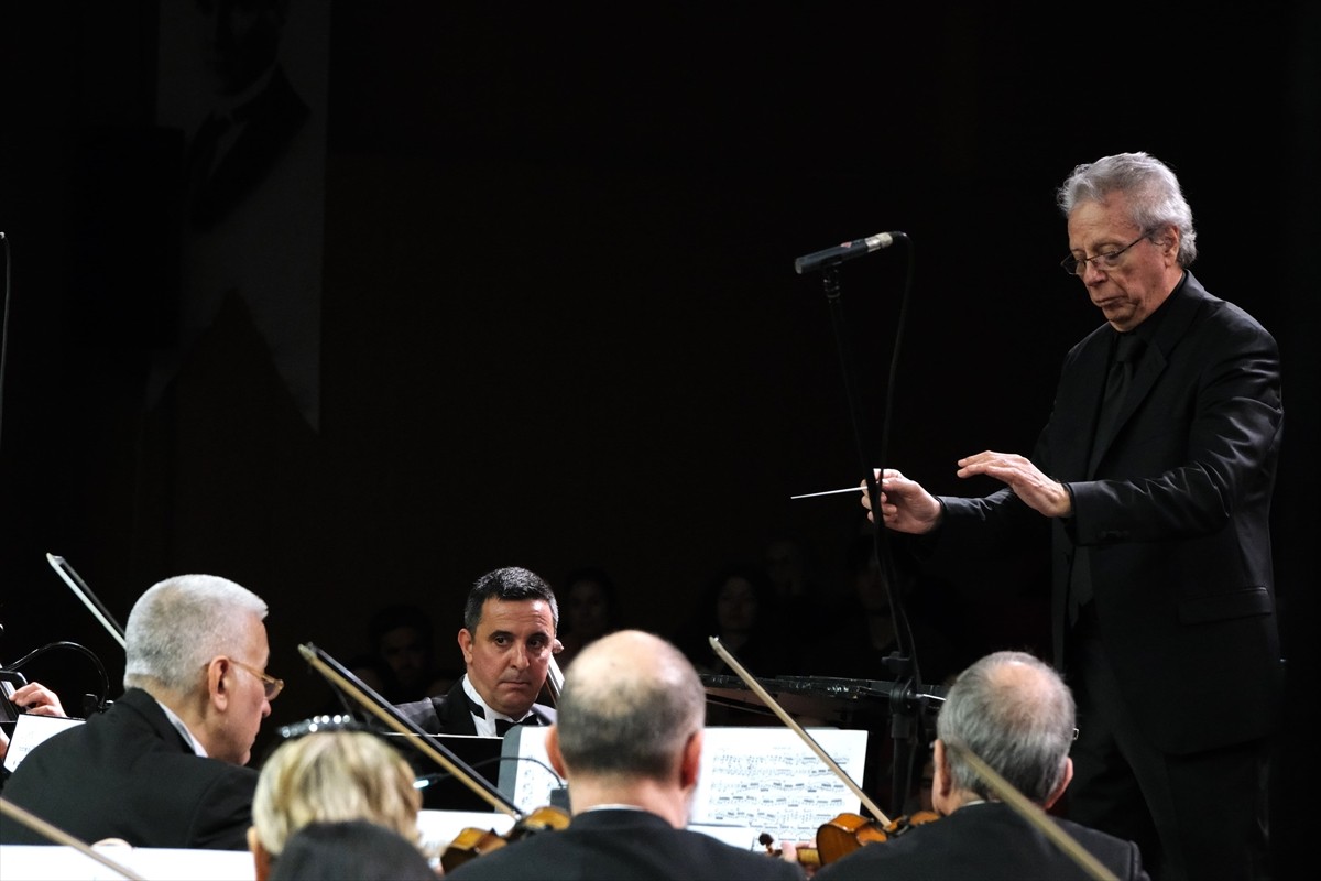 Antalya Devlet Senfoni Orkestrası (ADSO), konserinde ünlü keman virtüözü Kirill Troussov'u...