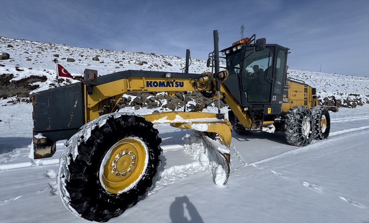 Ardahan'da kar yağışı ve tipi nedeniyle ulaşıma kapanan 13 köy yolunun açılması için çalışmalar...