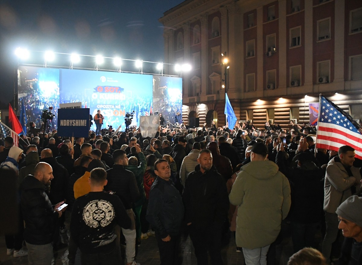 Arnavutluk'ta hükümet, ana muhalefetteki Demokratik Partinin (PD) çağrısıyla düzenlenen gösteride...