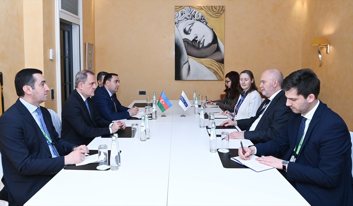 Azerbaycan Dışişleri Bakanı Ceyhun Bayramov (solda), Avrupa Güvenlik ve İşbirliği Teşkilatı (AGİT)...