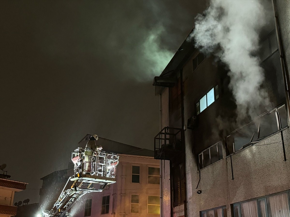 Bağcılar'da iplik atölyesinde çıkan yangın, itfaiye ekiplerinin yaklaşık bir saatlik çalışmasının...