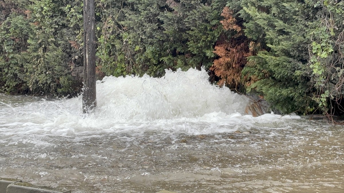 Bakırköy'de İstanbul Su ve Kanalizasyon İdaresine (İSKİ) ait su borusunun patlaması nedeniyle...