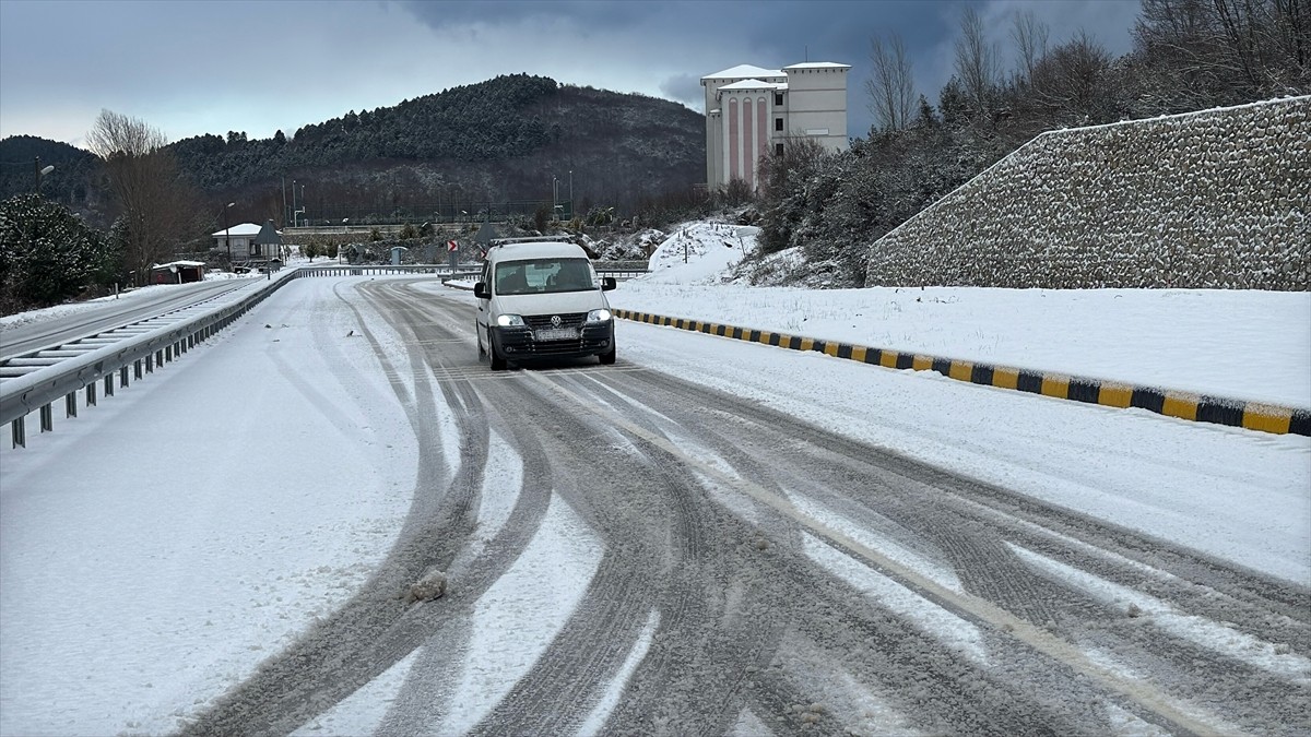 Bartın'da kar nedeniyle 28 köy yolunda ulaşım sağlanamıyor. Kar kalınlığı yüksek kesimlerde 30...