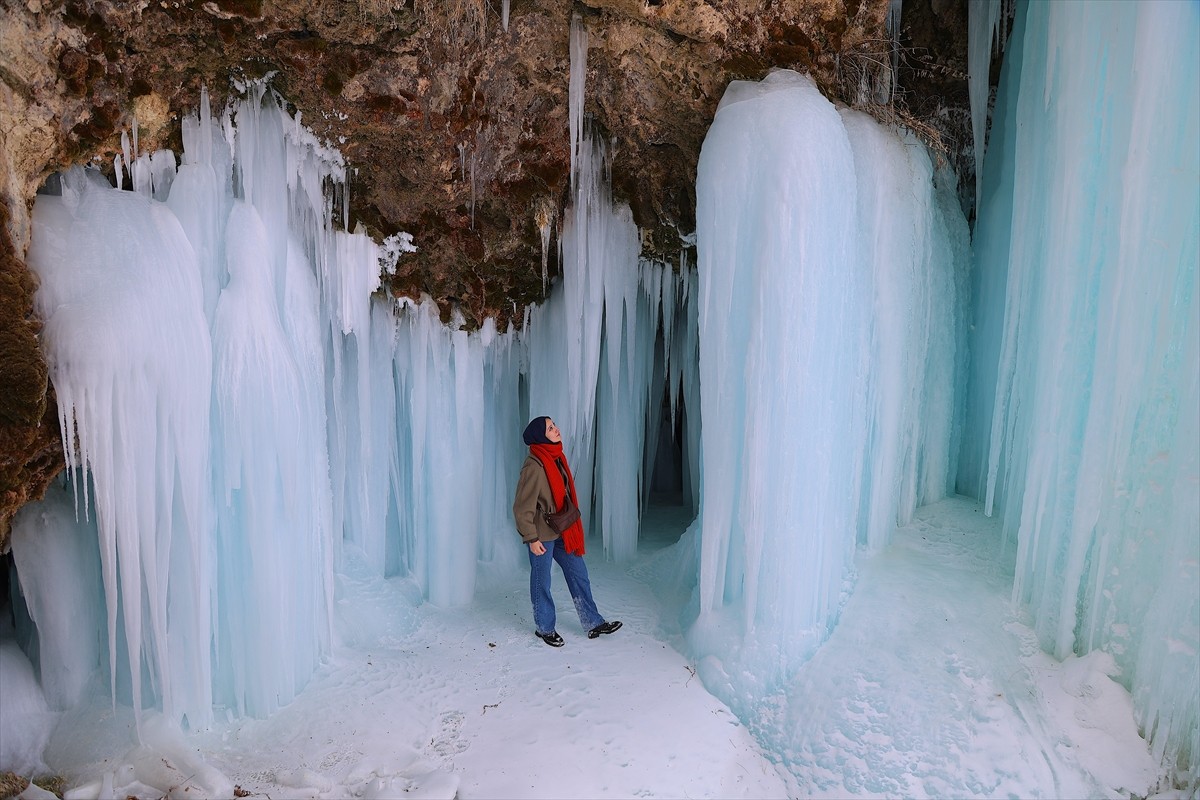 Bayburt'taki Sırakayalar Şelalesi, bölgede hava sıcaklığını sıfırın altında 20 dereceye kadar...