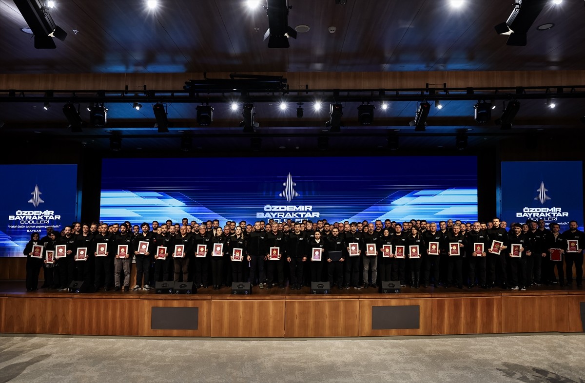 Baykar'ın yıl boyunca yaptıkları çalışma ve başarılarıyla öne çıkan personellerini ödüllendirdiği...