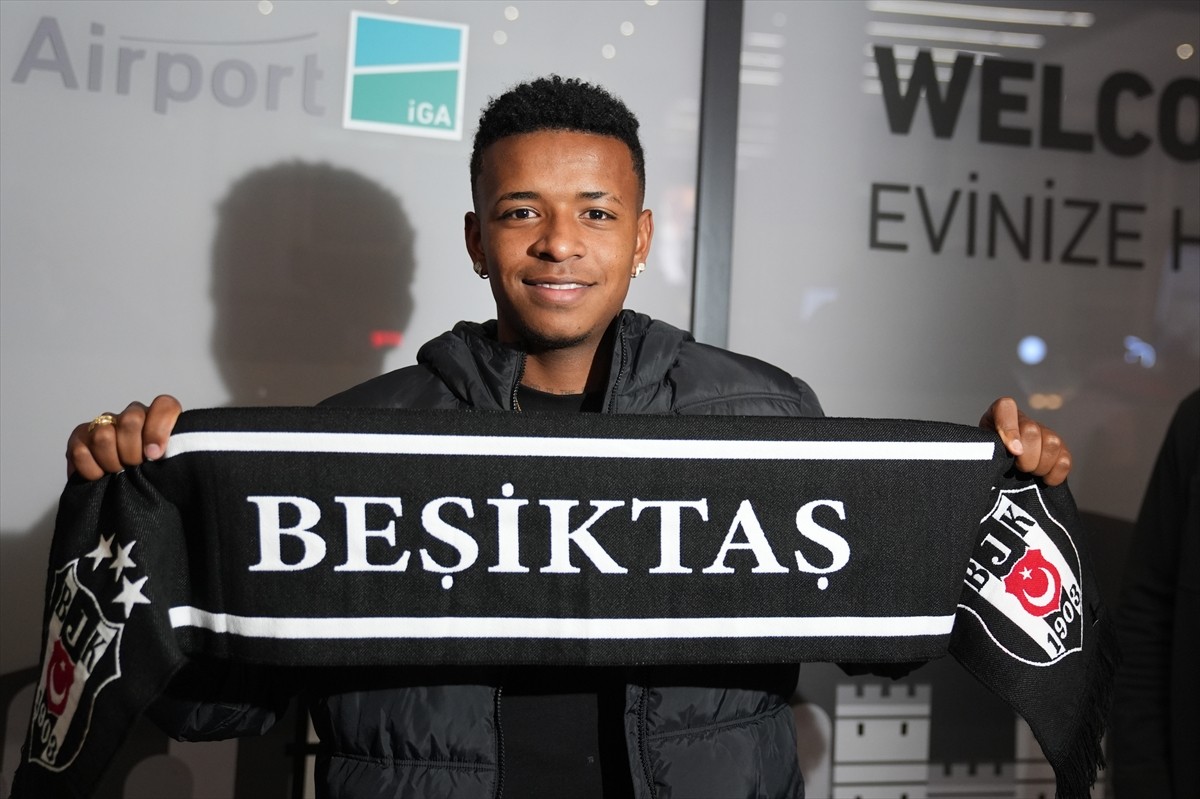 Beşiktaş'ın prensip anlaşmasına vardığı Ekvadorlu futbolcu Keny Arroyo, İstanbul'a...