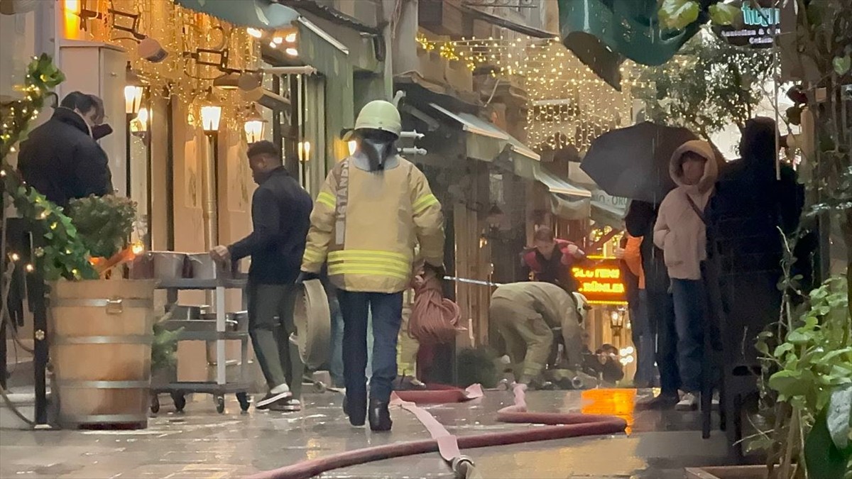 Beyoğlu'nda restoranda çıkan yangın itfaiye ekiplerince söndürüldü. İhbar üzerine bölgeye polis...